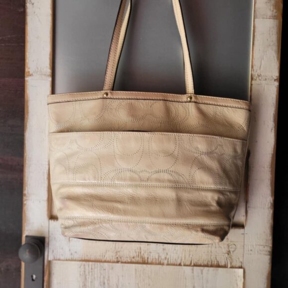 Coach Cream Patent Leather Signature C Stitched Shoulder/Handbag Purse - F19198 - Picture 4 of 5